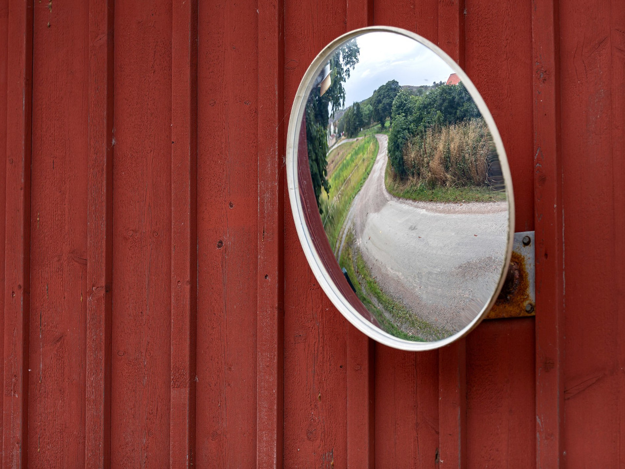 Traffic mirror
